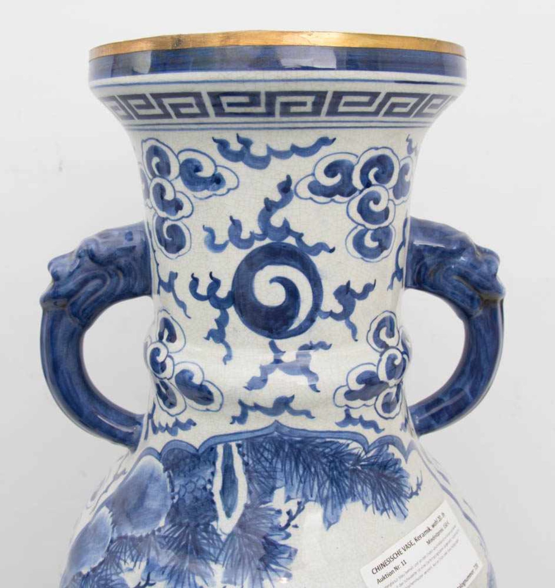 CHINESISCHE VASE, Keramik, wohl 20. Jh.Unterglasur blau bemalt und an den Enden abschließend mit - Bild 6 aus 13