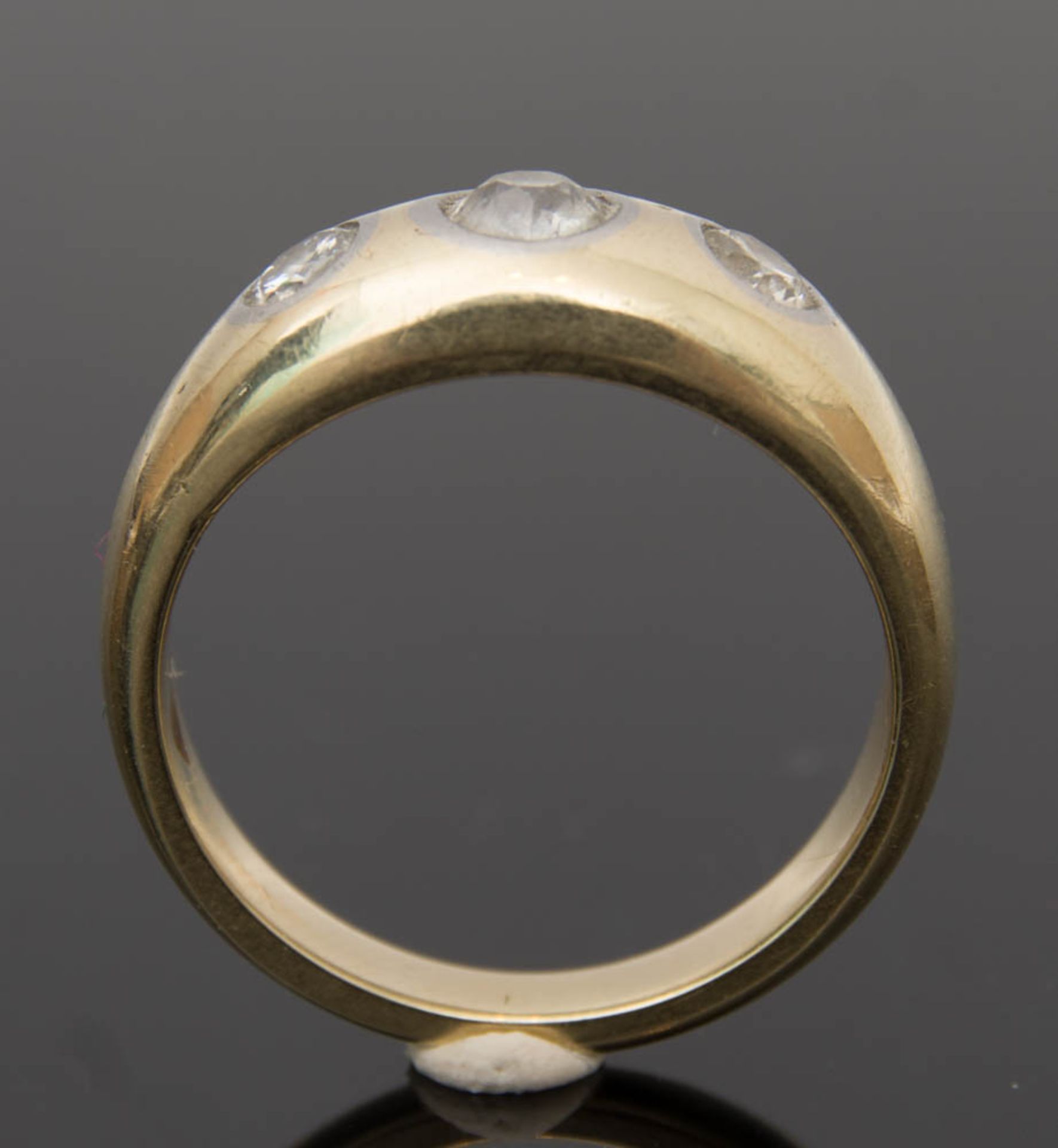 GOLDRING MIT 3 STEINEN, 585er Gold, 20. Jh.Ring aus 585er Gold mit 3 Moissaniten, 7,9 g, 1,8 cm D. - Bild 2 aus 4