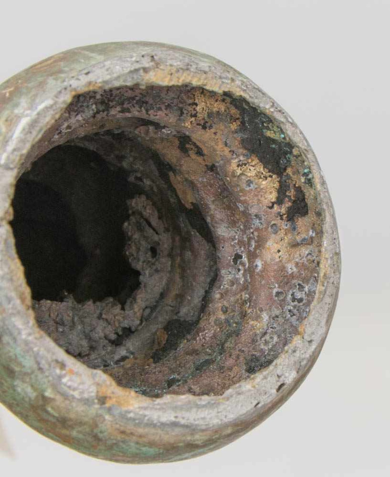 ANTIKES GEFÄß MIT DRACHENKOPF-GRIFF, Bronze, wohl China, 18./19. Jh.Antikes Gefäß, Griff und - Bild 8 aus 16