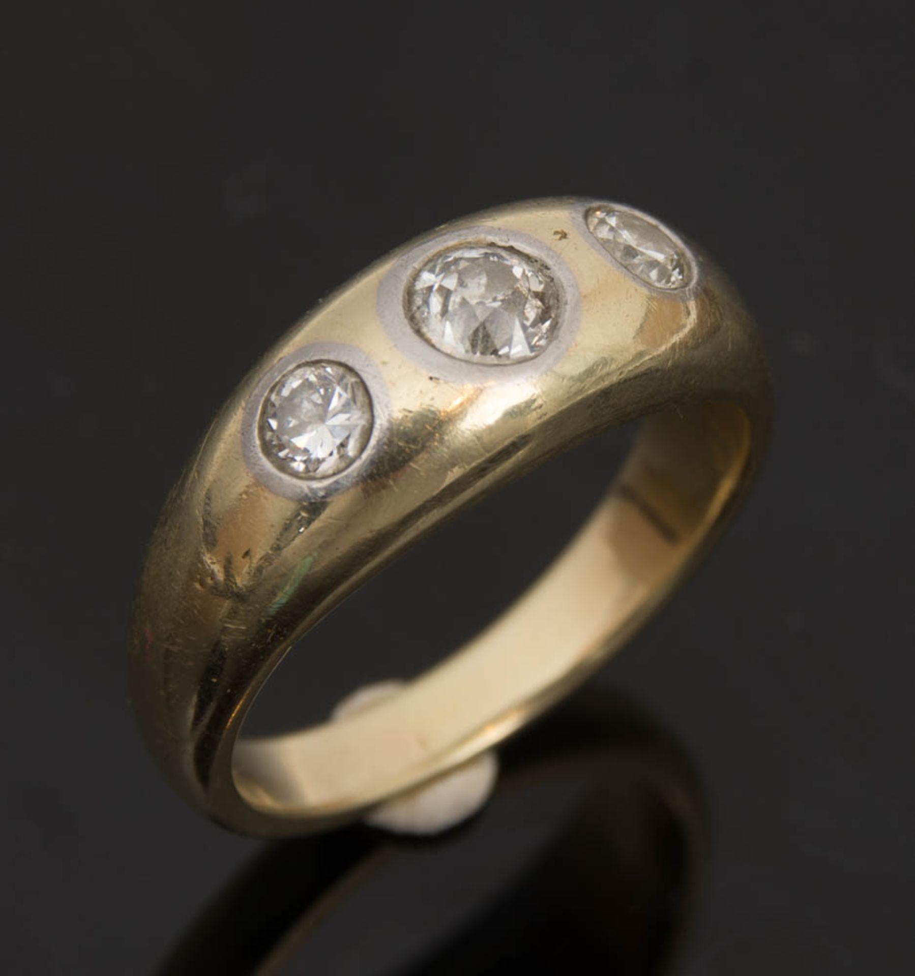 GOLDRING MIT 3 STEINEN, 585er Gold, 20. Jh.Ring aus 585er Gold mit 3 Moissaniten, 7,9 g, 1,8 cm D. - Bild 4 aus 4