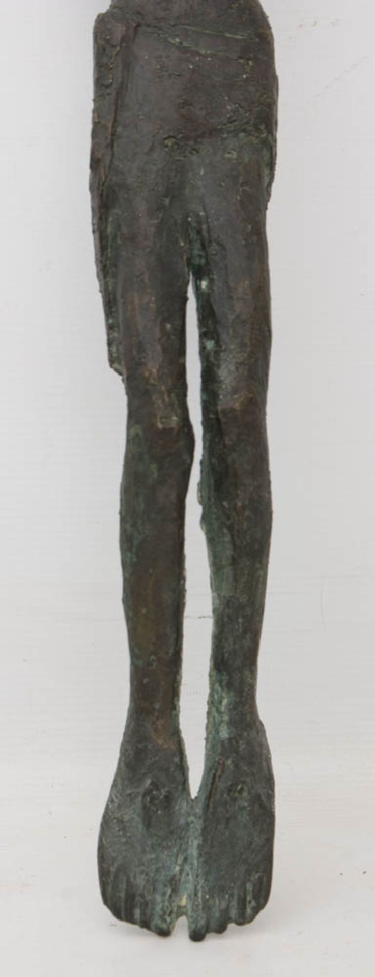 UNBEKANNTER KÜNSTLER, Christus ohne Kreuz, Bronzeguss, 20 Jh.Starke Patina, guter Zustand.69 cm L. - Bild 4 aus 5