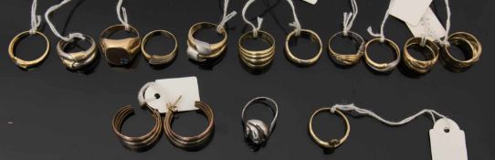 KONVOLUT GOLDSCHMUCK, 750/585er Gold.Ringe: 5,7 g 18k 18,6 g 14kArmkettchen: 3,6 g 18kPerlenkette