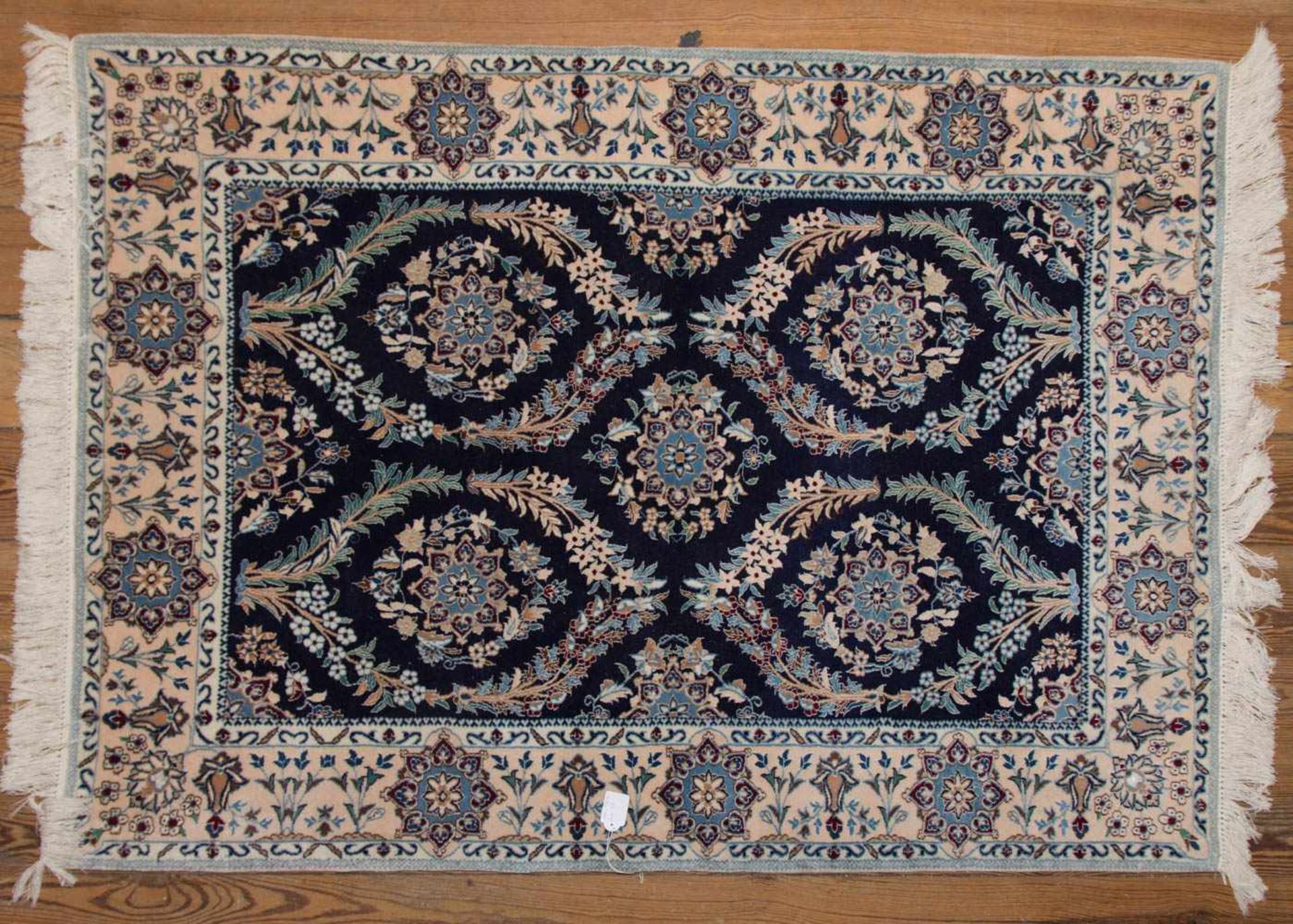 TEPPICH, Floral geometrische Muster auf blauem und beigem Grund, 20. JhBaumwolle, Handgeknüpft.105 x