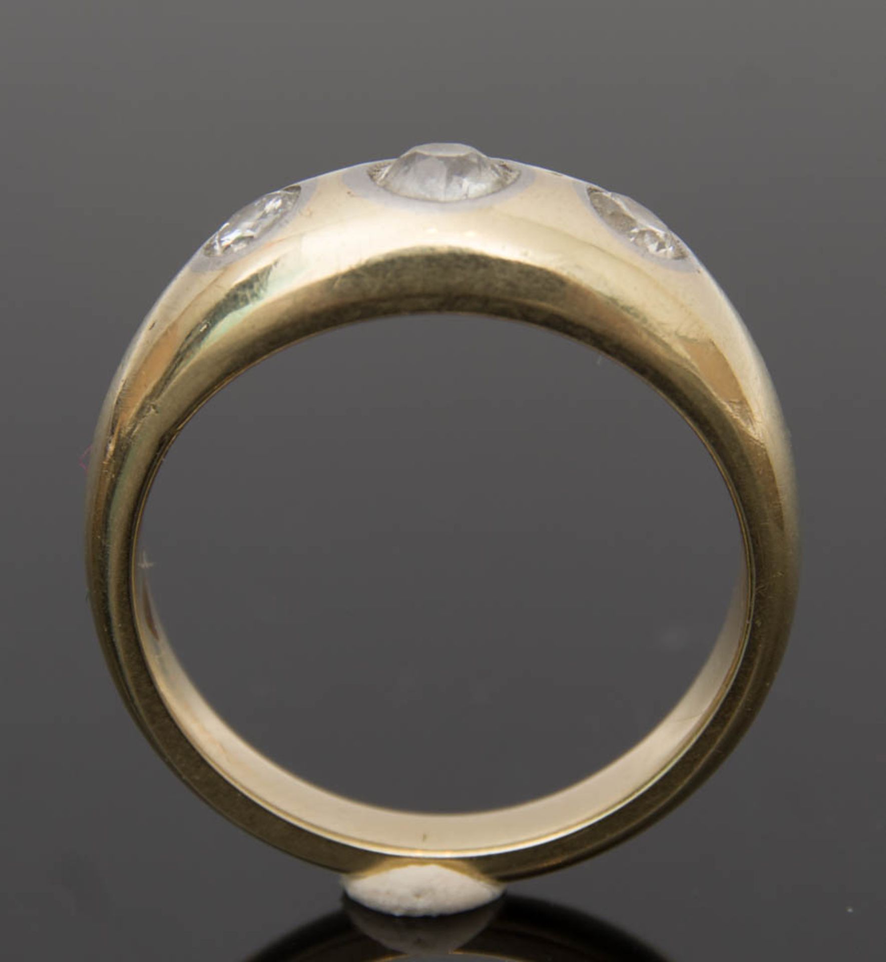 GOLDRING MIT 3 STEINEN, 585er Gold, 20. Jh.Ring aus 585er Gold mit 3 Moissaniten, 7,9 g, 1,8 cm - Image 2 of 4