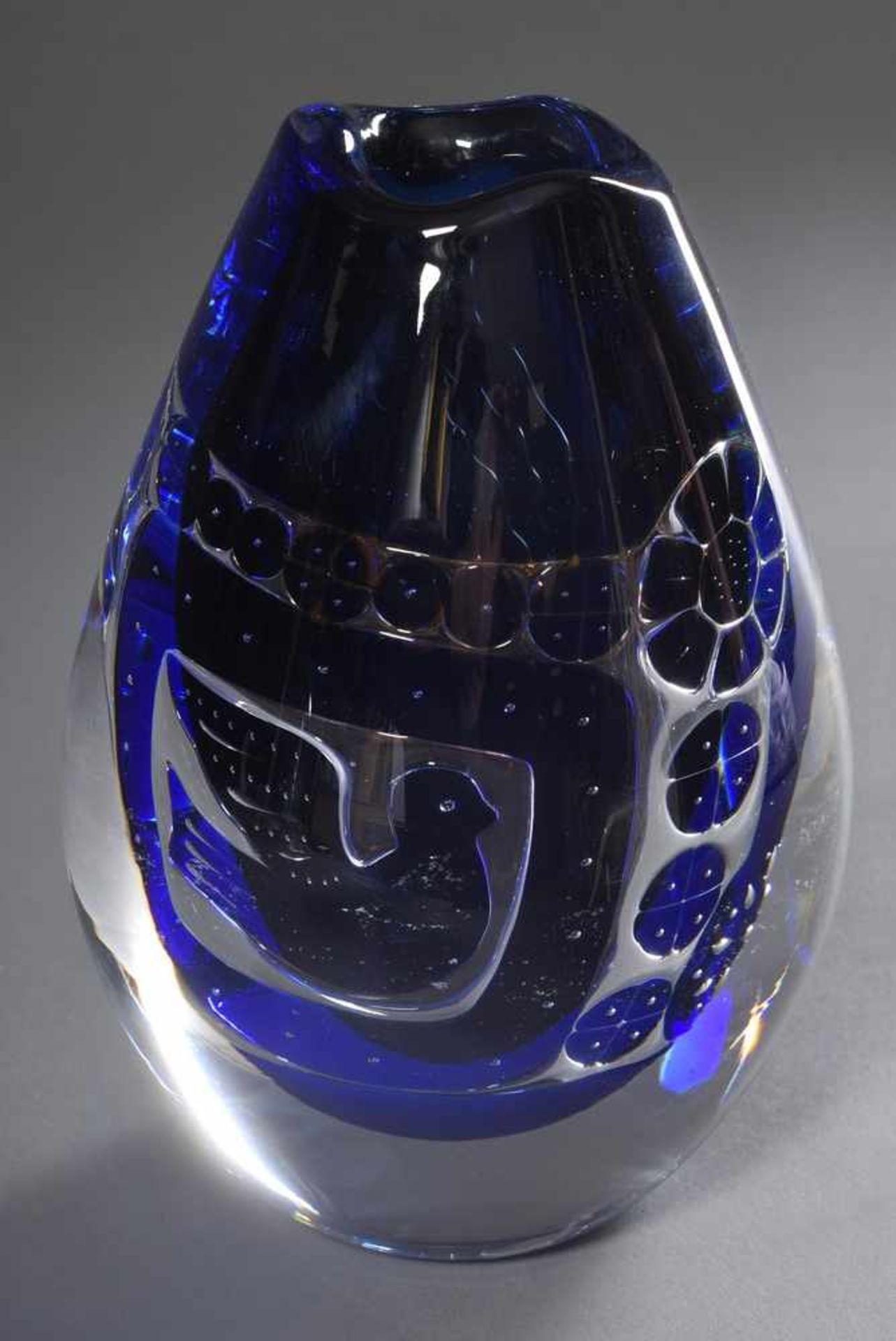 Dickwandige Glas Vase "Mädchen mit Taube", farblos und blau hinterfangen, Entw: Edvin Öhrström für