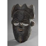 Ibibio Maske, auf Stirn und Kinn plastische quadratische Tatauierungen, kronenartiger