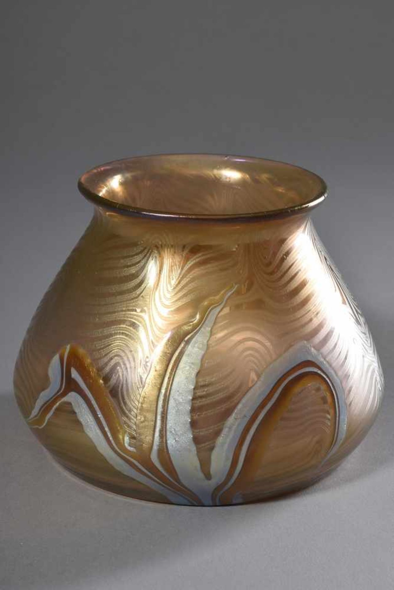 Kleine Loetz Wwe/Klostermühle Vase, gold lüstrierendes "Phaenomen" Dekor mit blauen Halmen, verso