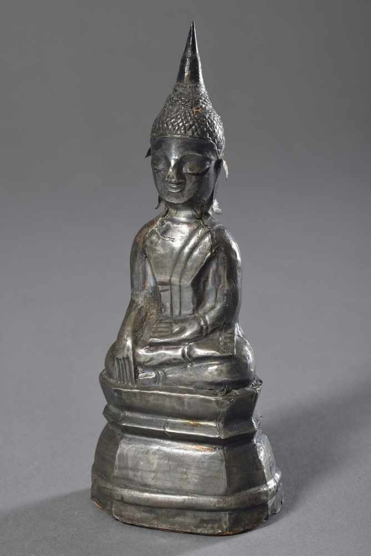 Sitzende Buddha Figur in Virasana Sitz, rechte Hand in Bhumisparsha Mudra Geste, Silver über