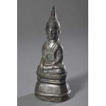 Sitzende Buddha Figur in Virasana Sitz, rechte Hand in Bhumisparsha Mudra Geste, Silver über