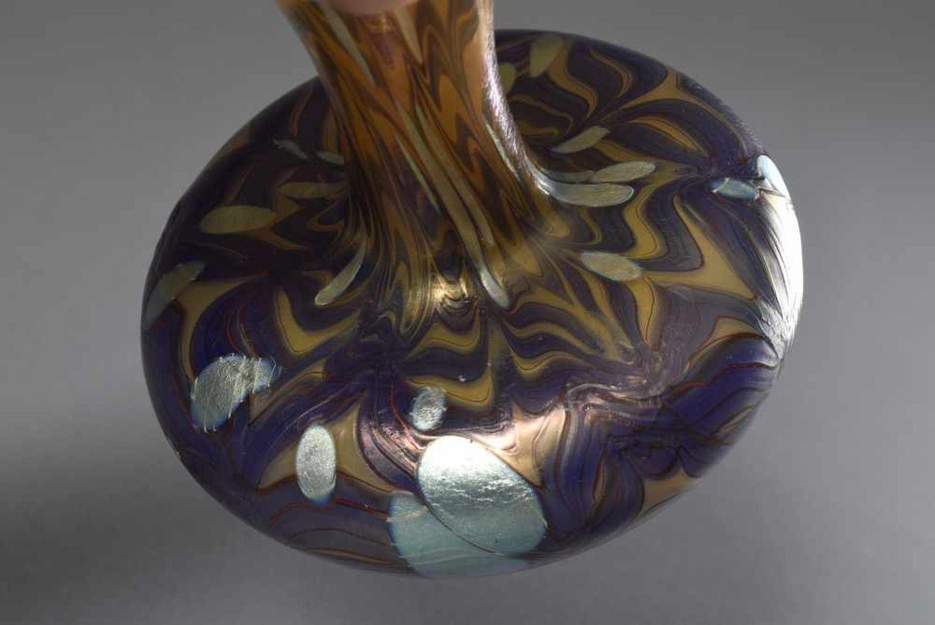 Loetz Wwe/Klostermühle Vase mit "Neurot Cytisus" Dekor, trichterförmiger Halsteil über breit - Bild 2 aus 3