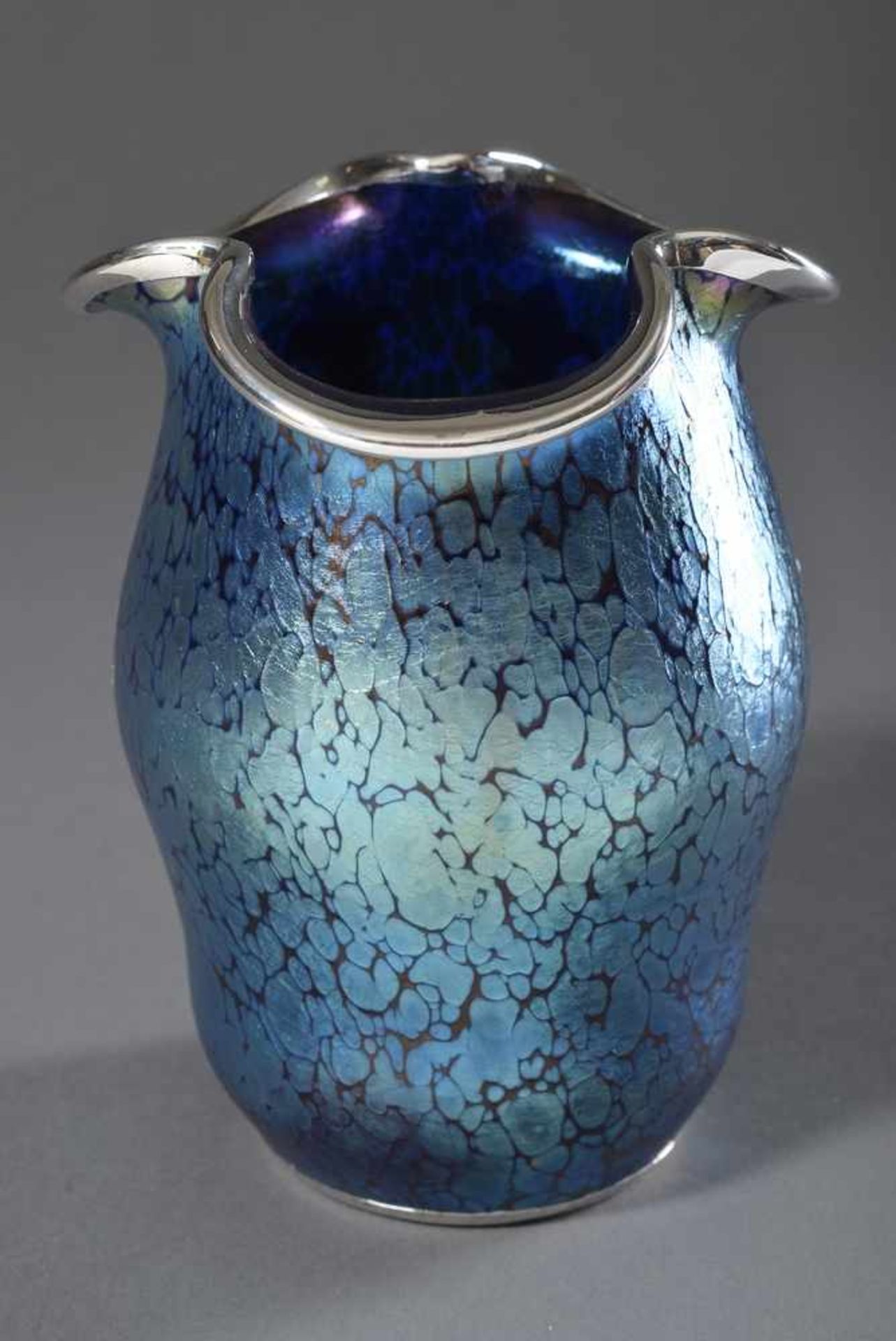 Kleine Loetz Wwe/Klostermühle Vase "Cobalt Papillon" mit floralem Silver Overlay "Lilien" und - Bild 2 aus 3