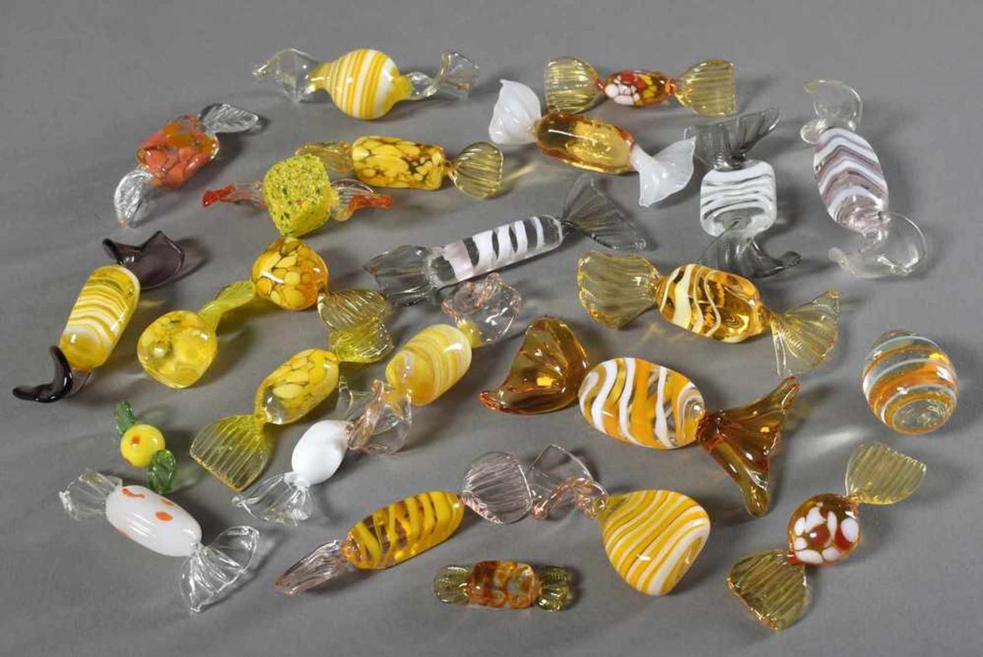 24 Diverse Murano Glas Bonbons in Gelbtönen, z.T. etwas bestoßen24 Various Murano glass candies in - Bild 2 aus 2