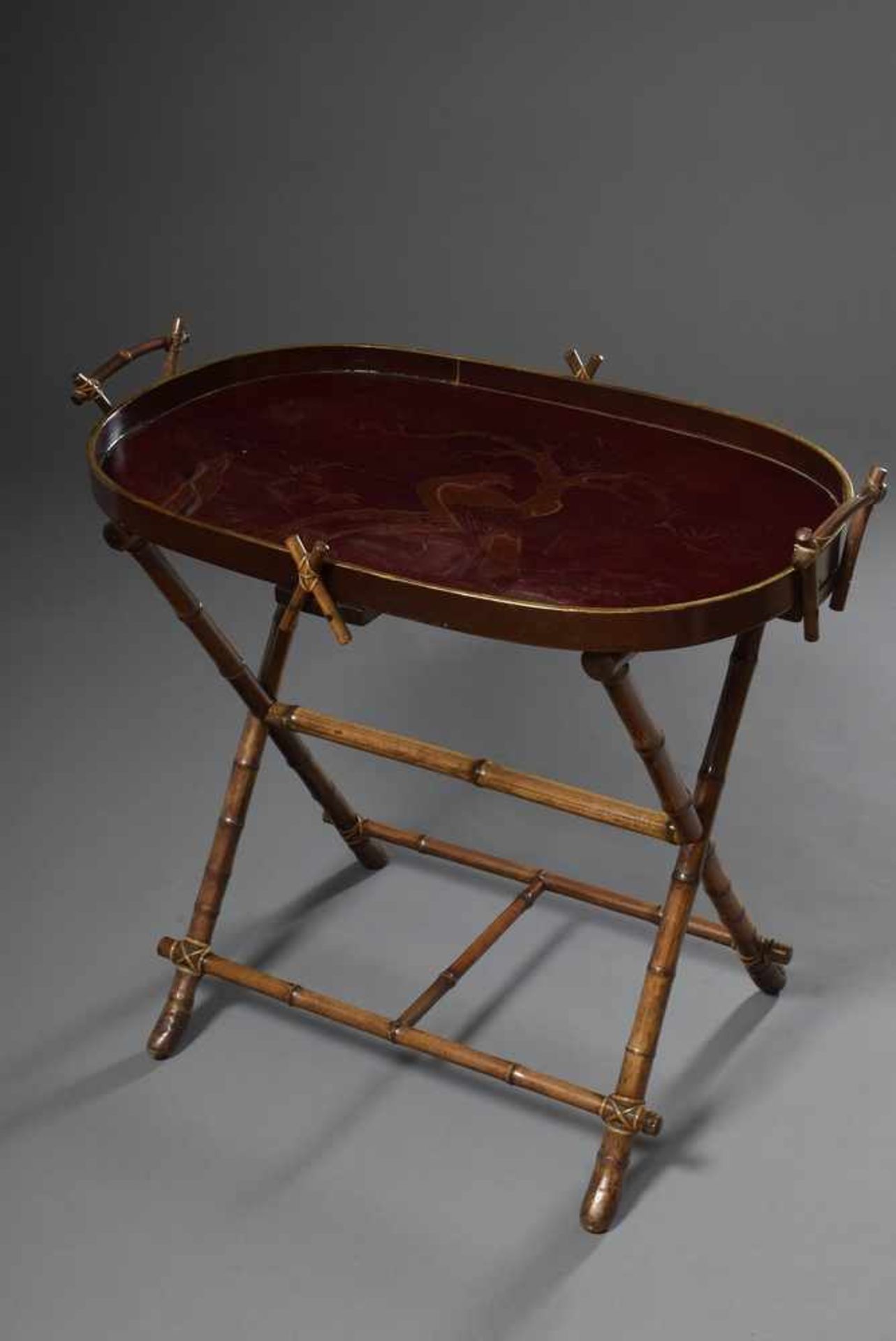 Tablett-Tisch mit Bambus Trompe l'oeil Gestell und Rotlack Tablett "Pfau in Landschaft", um 1900,