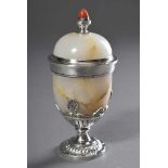 Pomander in Empire Façon in Form einer Deckelvase, Onyx mit Silber Montierung und Korallen Cabochon,