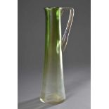 Hochgezogene Jugendstil Glas Kanne mit Henkel und facettiertem Korpus, grün/hell irisierend