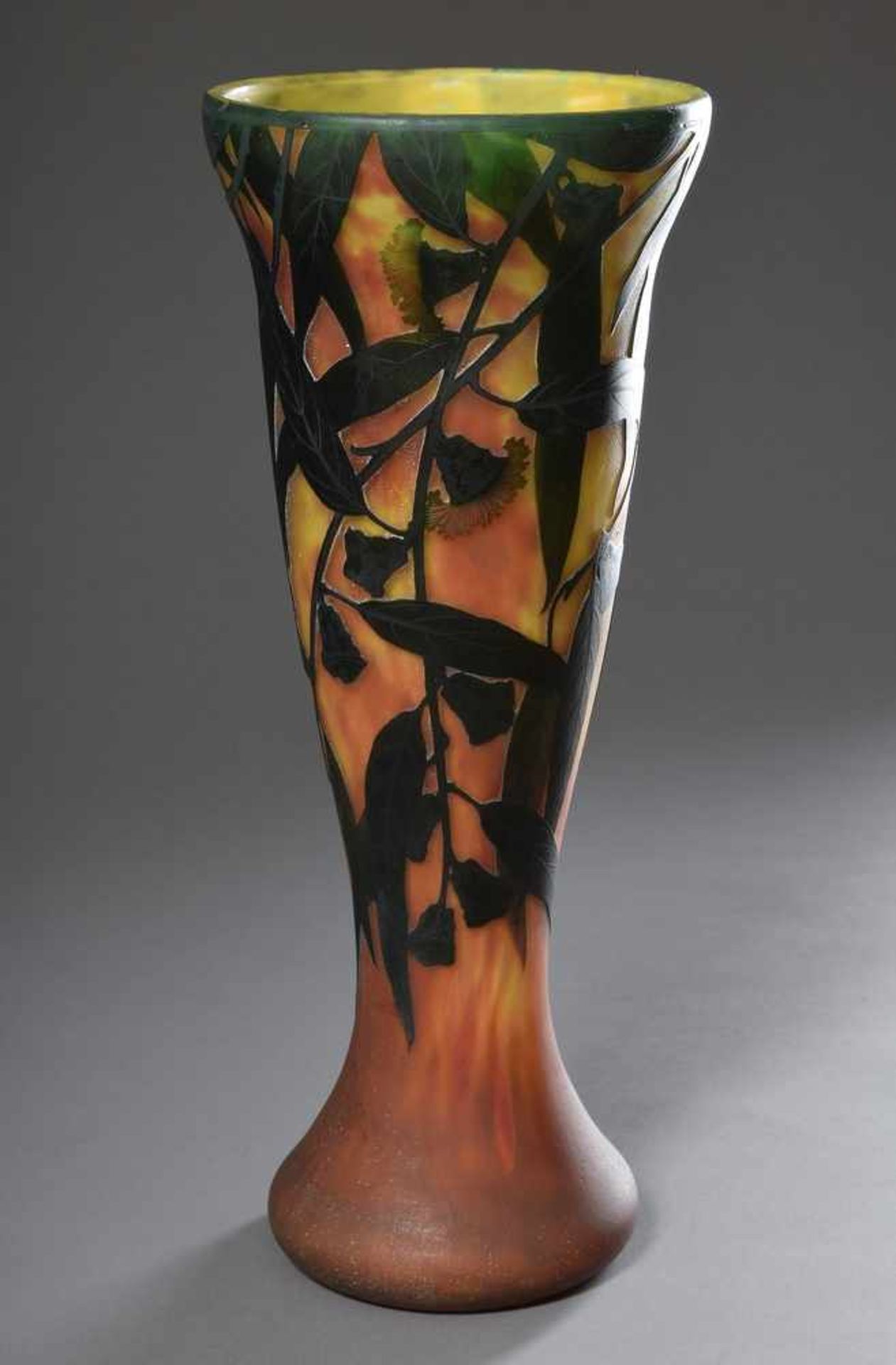 Große trichterförmige Daum/Nancy Bodenvase "Eukalyptus" mit dunkelgrünem Überfang und orange/