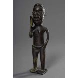 Stehende weibliche Yoruba Figur mit Fächer und Lendengürtel, Tatauierungen auf Stirn, Wangen und