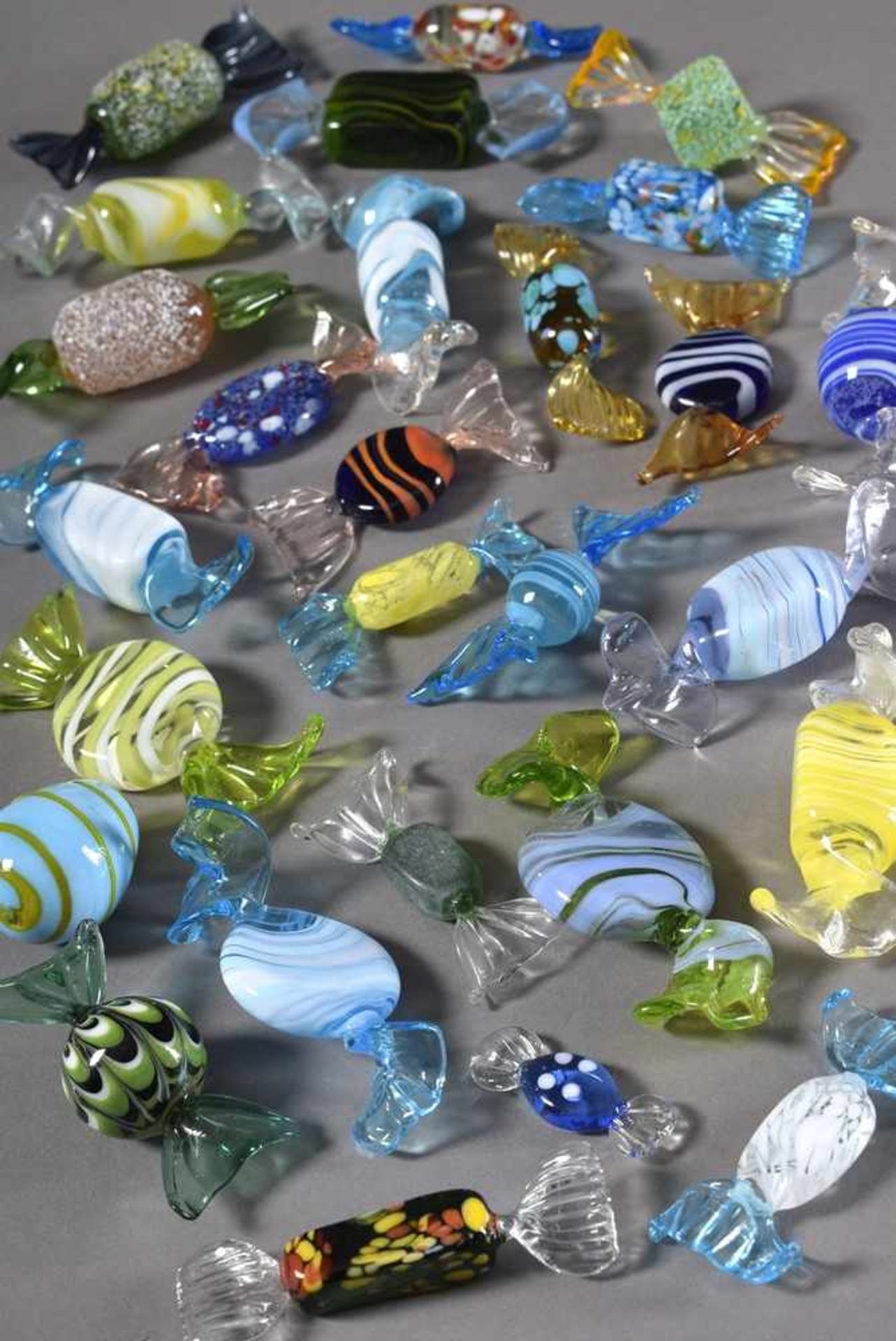 27 Murano Glas Bonbons in Gelb- und Blautönen, z.T. etwas bestoßen27 Murano glass candies in