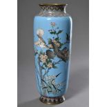 Japanische Cloisonné Vase "Tauben und Schmetterlinge zwischen Pflaumenzweigen", H. 37cm, etwas