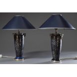 Paar Art Deco Keramik Vasen mit schwarz/silber Dekor als Lampen montiert, dunkle Metallschirmen,