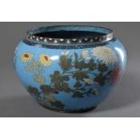 Japanischer Cloisonné Cachepot "Blumen und Vögel" auf hellblauem Fond, Anfang 20.Jh., H. 20cm, Ø