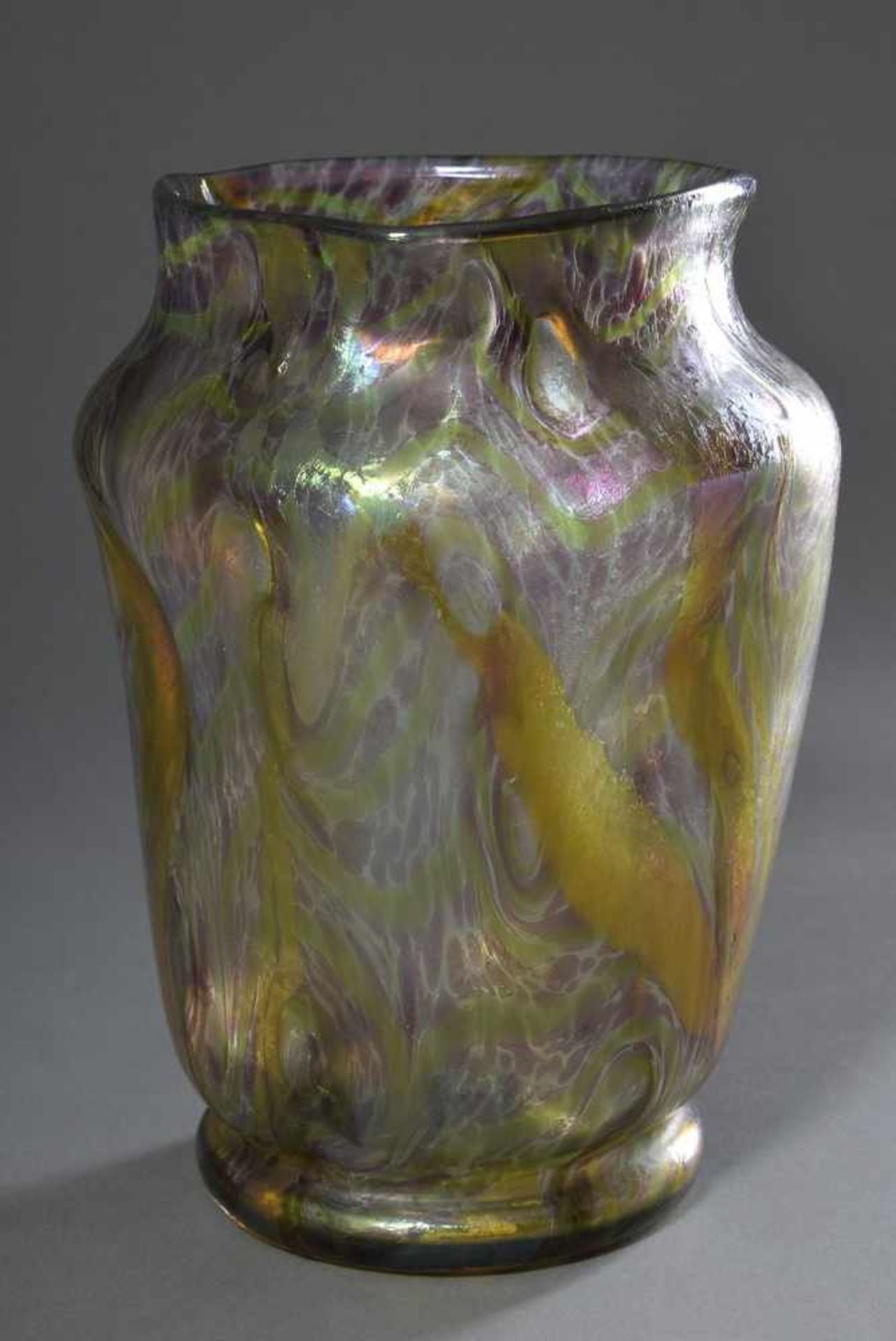 Jugendstil Vase in Loetz Wwe/Klostermühle Art mit 3fach eingedrücktem Korpus und "Phaenomen" Dekor