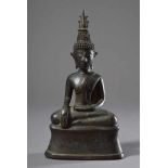 Sitzender Buddha in Virasana Sitz, rechte Hand in Bhumisparsha Mudra Geste, Bronze mit Resten von