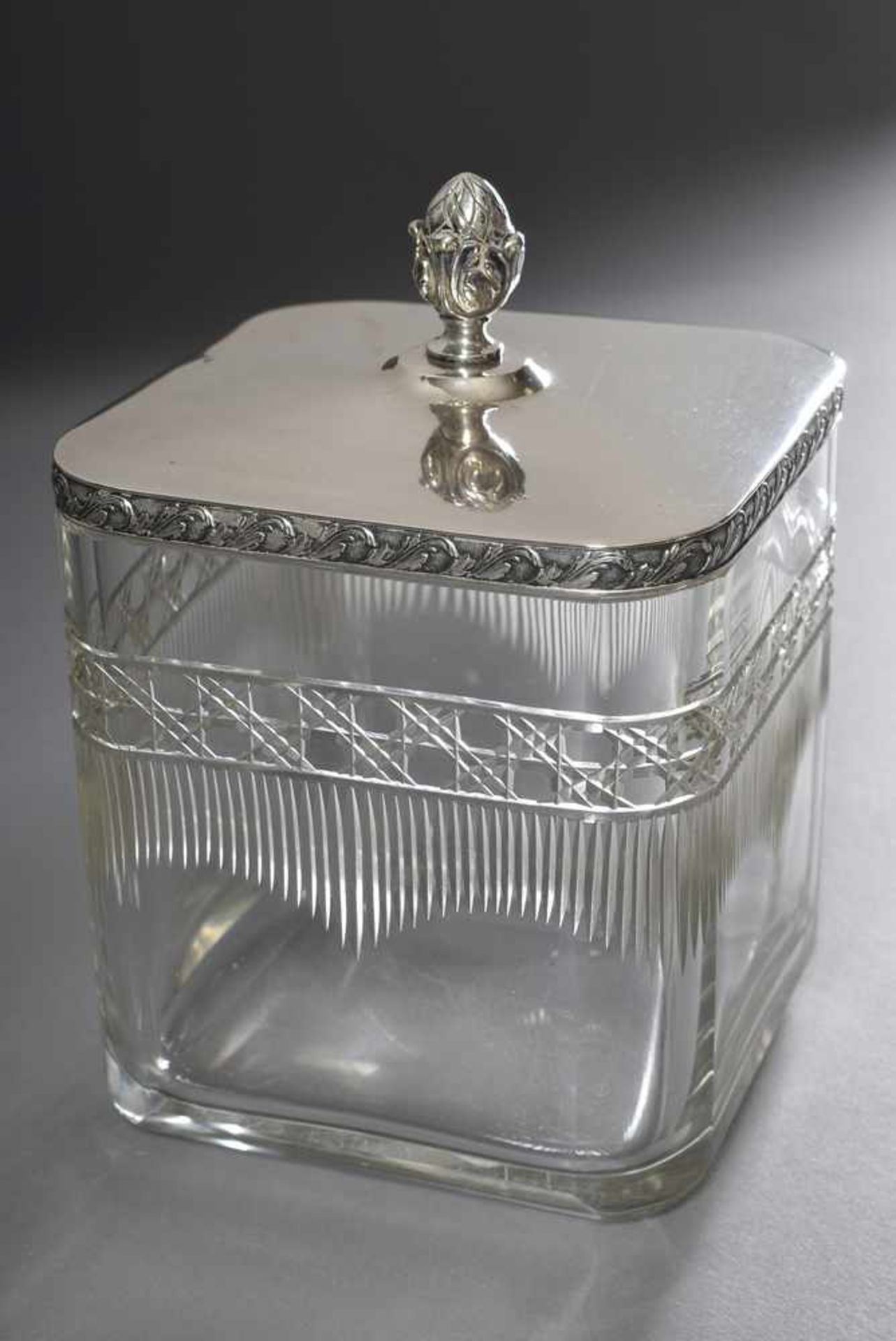 Eckige Kristall Keksdose mit Baccaratschliff und Silber 800 Deckel, Österreich um 1900, - Image 3 of 3