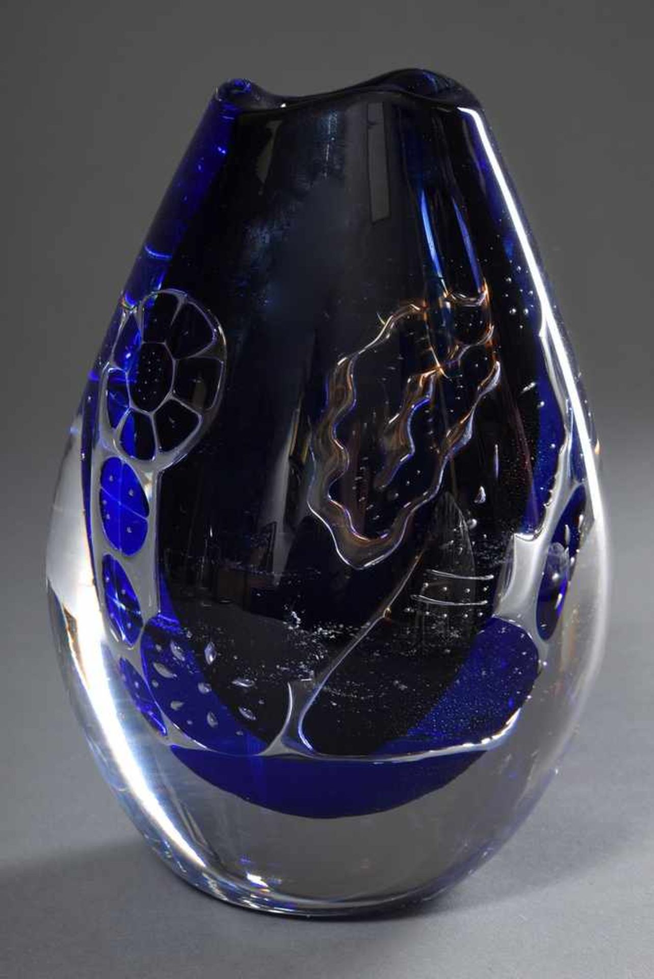 Dickwandige Glas Vase "Mädchen mit Taube", farblos und blau hinterfangen, Entw: Edvin Öhrström für - Bild 2 aus 3