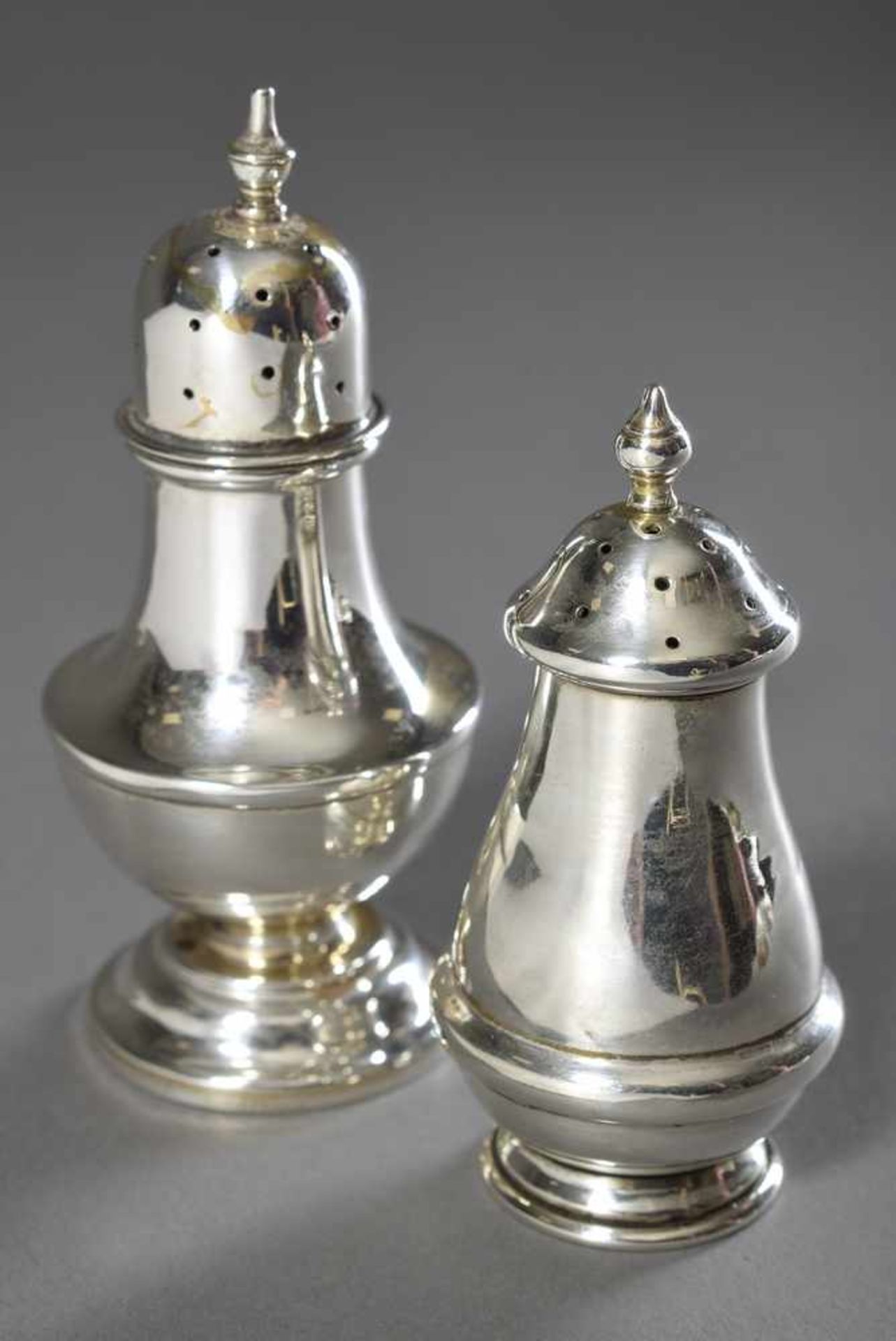 2 Diverse kleine Salzstreuer, Birmingham 1899/1923, Silber 925, 45g, H. 7,5/9,5cm, kleine
