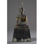 Meditierende Buddha Figur in Virasana Sitz, rechte Hand in Bhumisparsha Mudra Geste, Holz mit