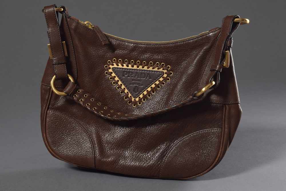 Prada Schultertasche in braunem Leder mit goldfarbenen Nietendetails, innen mit Logofutter,