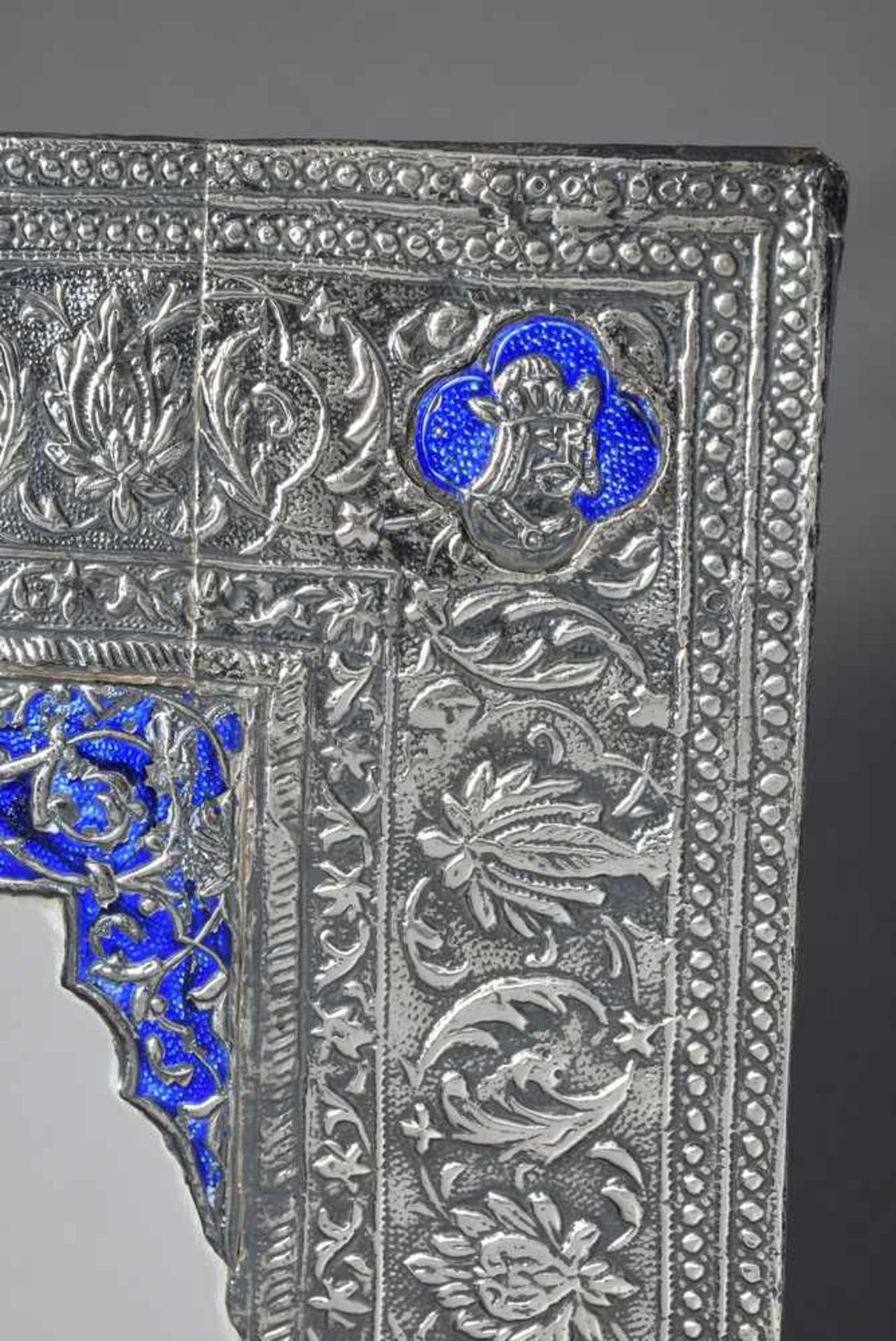 Persischer Spiegel mit emaillierter und ornamental getriebener Silberblech Rahmung, 31x22cm, - Bild 2 aus 3