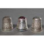 3 Diverse Fingerhüte mit punzierten und gravierten Dekoren, 1x mit Glasspitze, Silber 925/830, 10,