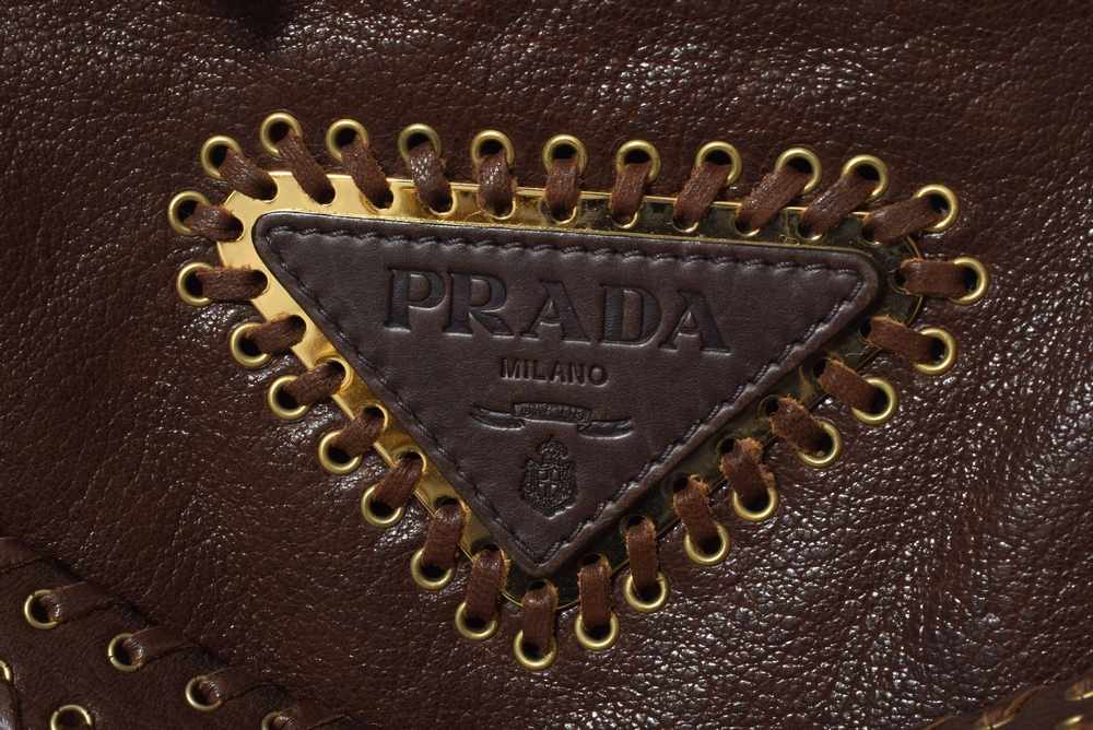 Prada Schultertasche in braunem Leder mit goldfarbenen Nietendetails, innen mit Logofutter, - Image 2 of 3