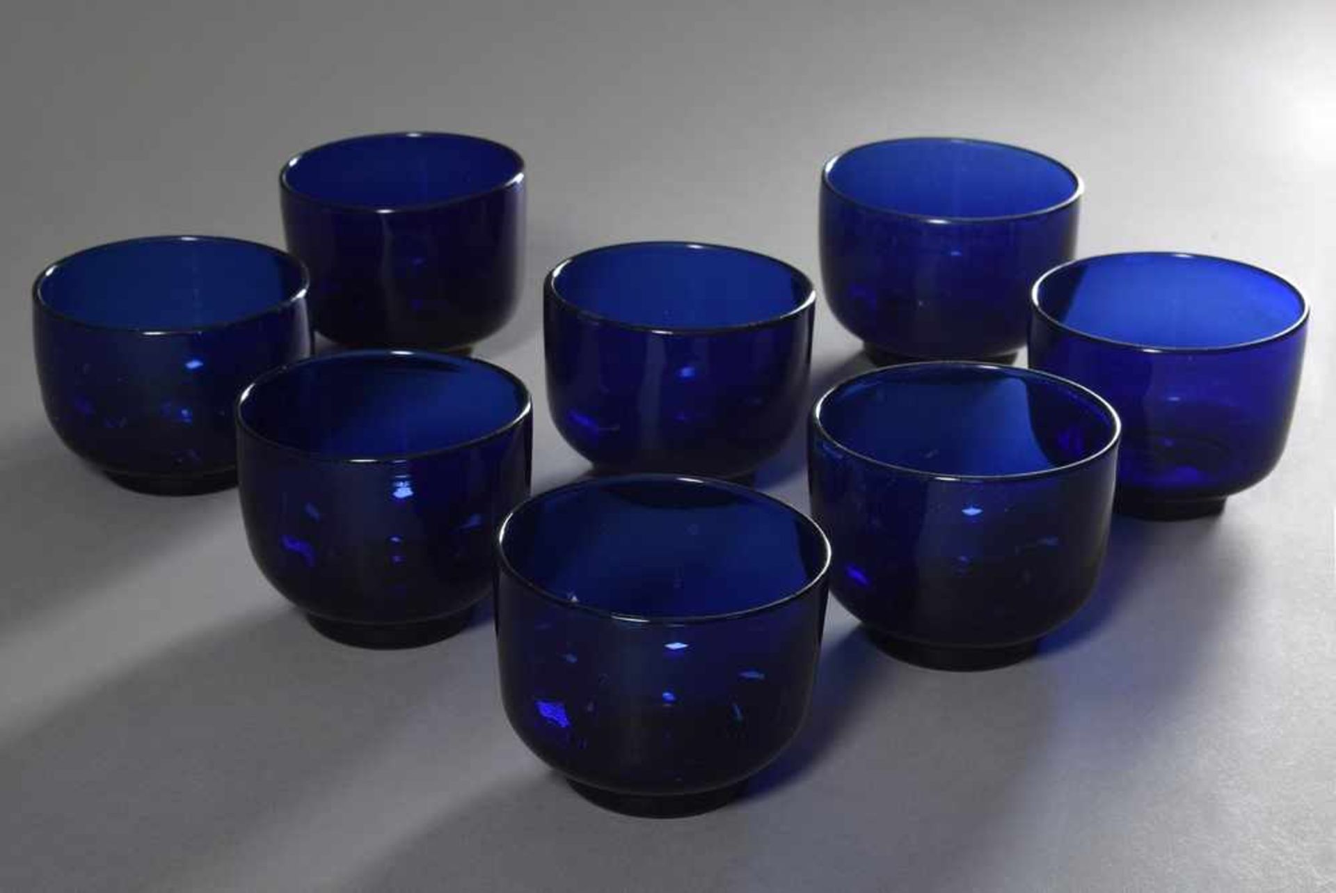 8 Blaue Bristolglas Fingerschalen, ca. 10,5cm, 2x defekt8 Blue Bristol glass finger bowls, ca. 10,