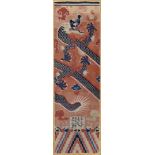 Chinesischer Säulenteppich mit Drachenmotiv und mandschurischer Inschrift, um 1880,