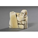 Kleiner Elfenbein Netsuke "Weiser mit Schriftrolle", H. 3,5cm, beriebenSmall ivory netsuke ''wise