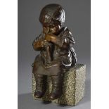 Tavera, Felix Pardo (1859-1932) "Sitzendes Kleinkind mit Puppe", Bronze/Granitsockel, sign. "de