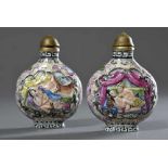 Paar Porzellan Snuffbottles "Erotische und Genreszenen", Siegelmarke, H. 7,5cmPair of porcelain