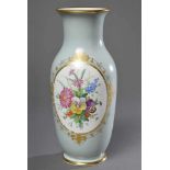 KPM Vase "Blumenbouquet" in goldradiertem Medaillon auf seladongrünem Fond, um 1900, H. 32cm, leicht