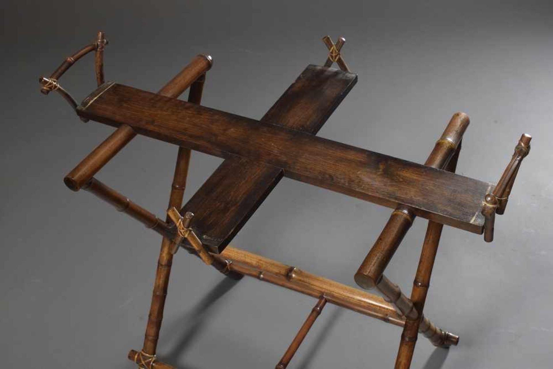 Tablett-Tisch mit Bambus Trompe l'oeil Gestell und Rotlack Tablett "Pfau in Landschaft", um 1900, - Bild 2 aus 3