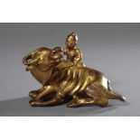 Bronze "Liegender Wasserbüffel mit Knabe", vergoldet, H. 6,5cmBronze ''lying water buffalo with