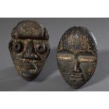 2 Diverse kleine Dan Passport Masken, Abachi Holz patiniert, Liberia, H. 13/14cm, z.T. Insektenfraß,