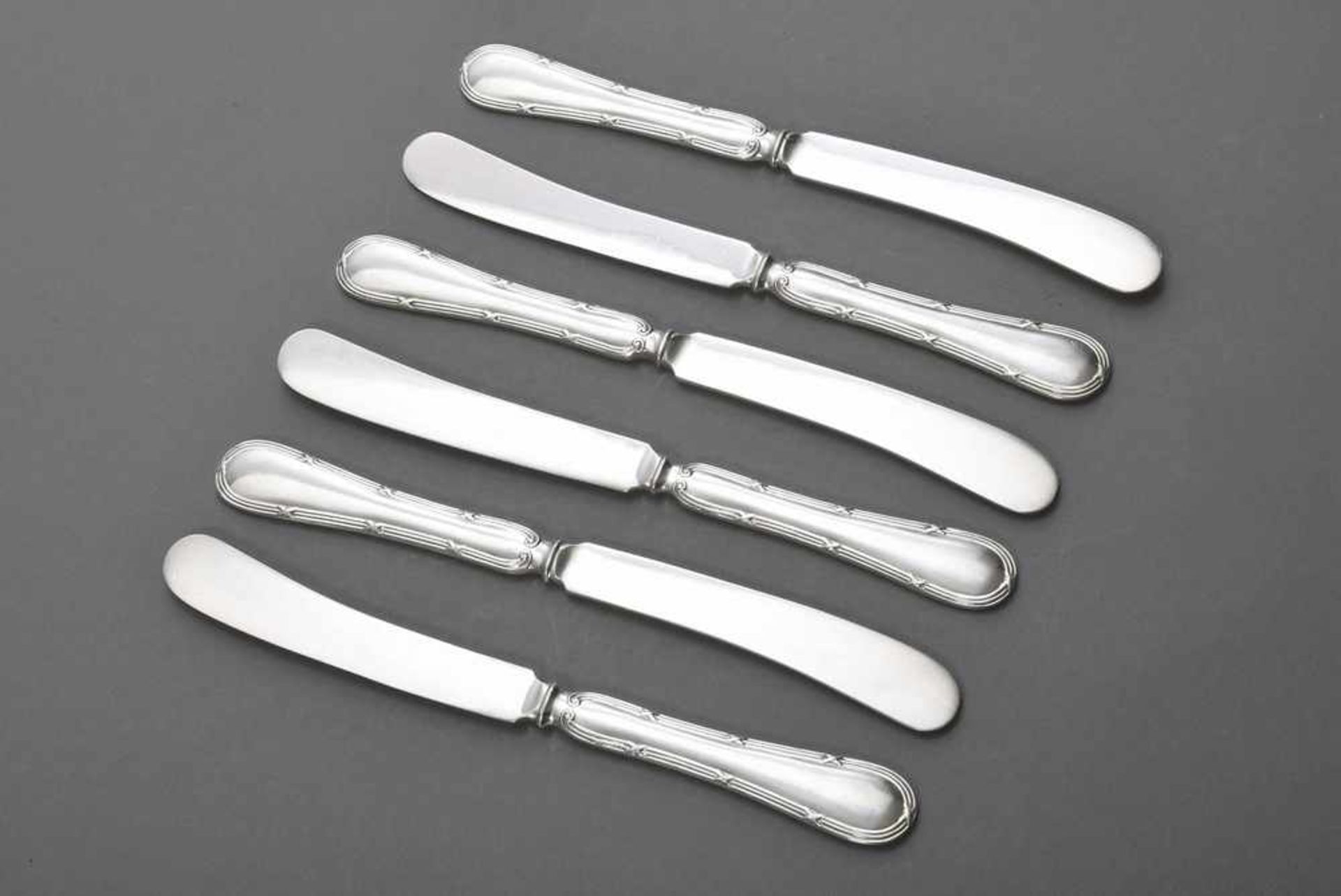 6 Buttermesser mit Kreuzbanddekor, Mappin & Webb/London, versilbert, in Etui, L. 17cm6 Butter