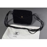 Schwarze CHANEL Abendtasche aus gestepptem Wildleder mit 6fachem Schultergurt, 16x20cmBlack CHANEL