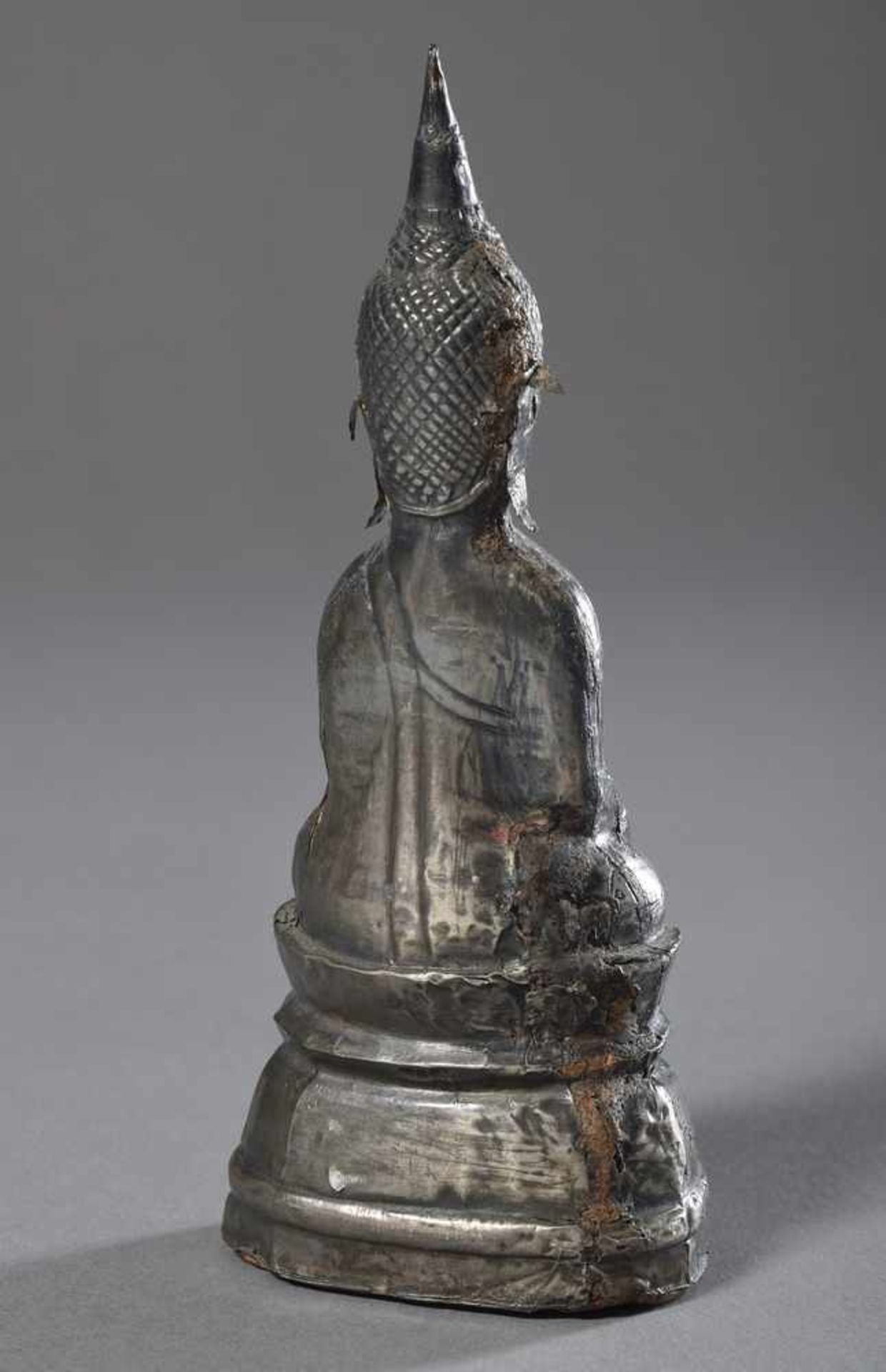 Sitzende Buddha Figur in Virasana Sitz, rechte Hand in Bhumisparsha Mudra Geste, Silver über - Image 2 of 5