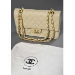 Cremefarbene CHANEL Schultertasche mit goldfarbenen Beschlägen, gestepptem Leder und Klappdeckel mit