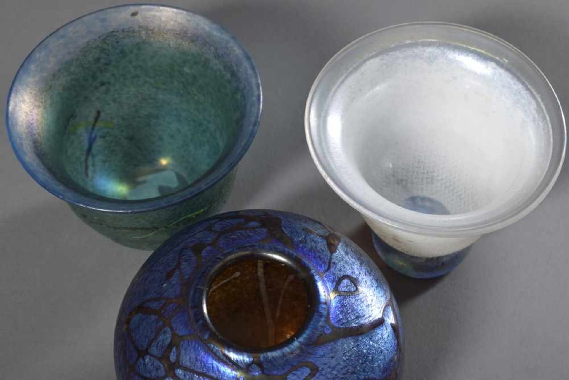 3 Diverse kleine moderne Glasvasen mit irisierenden Oberflächen/Dekoren, 2x sign. "Boda Atelier 278, - Bild 2 aus 5