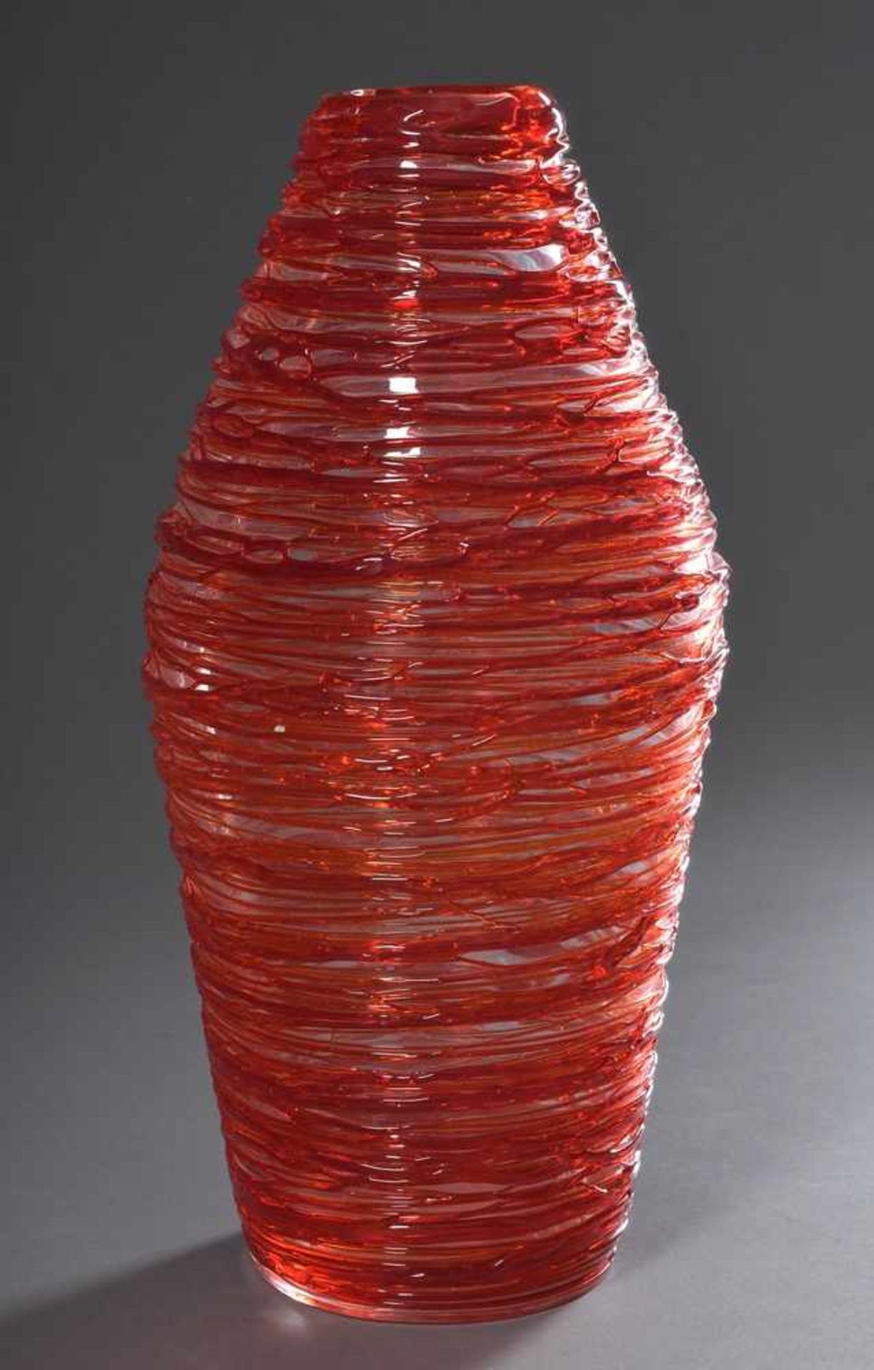 Hohe Murano Vase, farbloses Glas mit rotem Fadenaufschmelzungen, verso sign. "Tino Rossi" sowie dat.